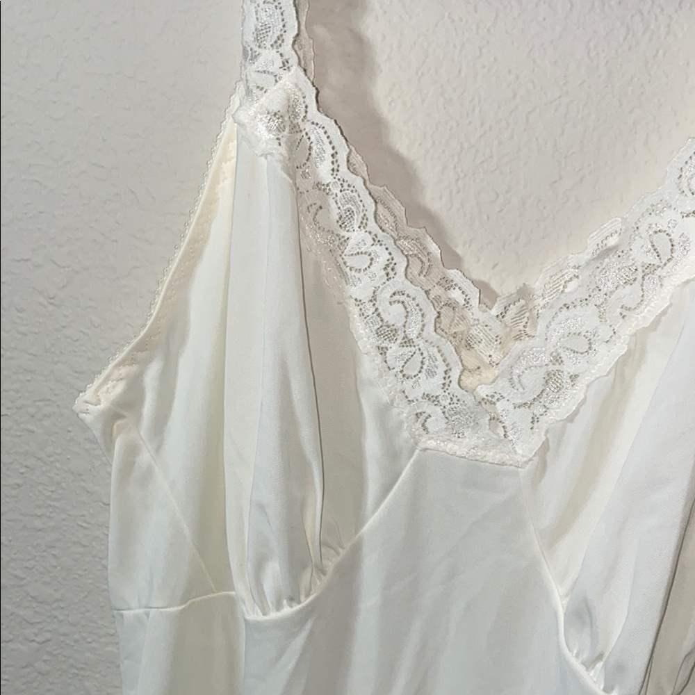 🌵NWT Vintage Elegant Lace-Trimmed IvoryNightgown! - Picture 3 of 9